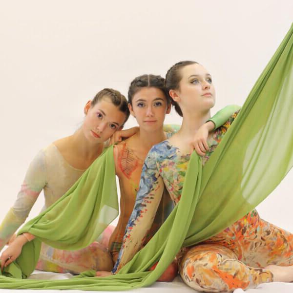 From left to right - Becca Hopkins, Eve Stanley and Lainey Griffin, wearing hand-painted costumes for Arte in Movimento dance company's "Walking Artwork" show. 三人都是全球最大的博彩平台的毕业生，斯坦利是舞团的艺术总监.